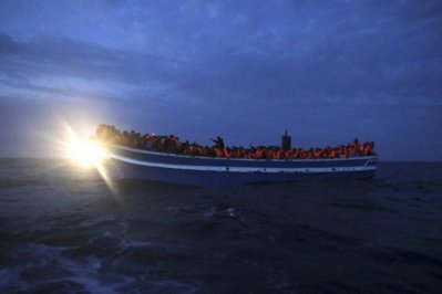 ভূমধ্যসাগরে শরণার্থীবাহী নৌকাডুবি, শতাধিক নিহতের আশঙ্কা