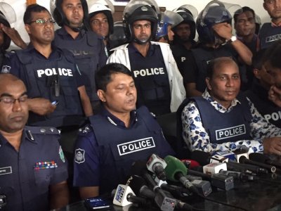মৌলভীবাজারের নাসিরপুরের জঙ্গি আস্তানায় অভিযান শেষে সাংবাদিকদের  ব্রিফিং করছেন সিটিটিসি প্রধান মনিরুল ইসলাম 