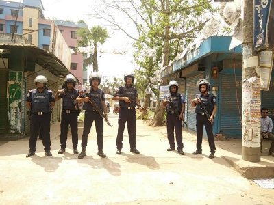 কোটবাড়ী জঙ্গি আস্তানার বাইরে পুলিশের অবস্থান