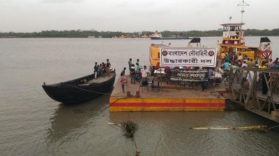 ট্রলারডুবিতে নিখোঁজদের সন্ধানে চলছে অভিযান