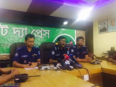 জঙ্গি আস্তানার অভিযান বিষয়ে ব্রিফিং করছেন চট্টগ্রাম রেঞ্জের ডিআইজি মো. শফিকুর রহমান
