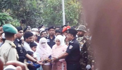 কর্নেল আজাদের সন্তানদের হাতে র&zwnj;্যাবের পতাকা তুলে দিচ্ছেন র&zwnj;্যাব ডিজি বেনজীর আহমেদ