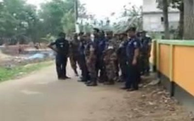কুমিল্লায় জঙ্গি আস্তানা সন্দেহে একটি বাড়ি ঘিরে রেখেছে পুলিশ 