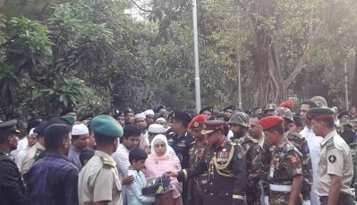 র&zwnj;্যাব প্রধান আজাদের সন্তানের কাছে তুলে দেয়া হলো সেনাবাহিনী ও র&zwnj;্যাবের পতাকা