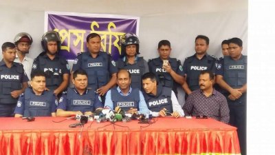 বড়হাটে প্রেস ব্রিফিংয়ে সংবাদ সম্মেলনে মনিরুল ইসলাম