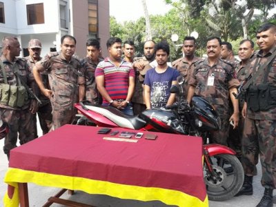 বেনাপোলে ১৫টি স্বর্ণের বারসহ দুই জন আটক