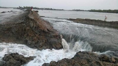 বাঁধা ভেঙে গ্রাম প্লাবিত