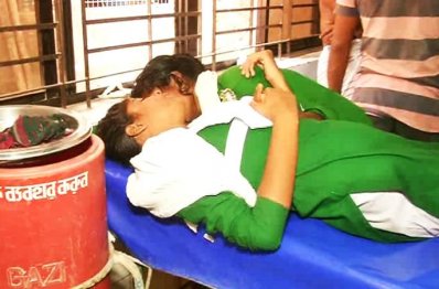 স্কুলে কৃমিনাশক ওষুধ খেয়ে অসুস্থ হয়ে পড়ে শিশুরা