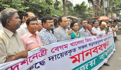 খালেদা জিয়া ও তারেক রহমানে দায়েরকরা মামলা প্রত্যাহারের দাবিতে আয়োজিত মানববন্ধনে বক্তব্য রাখছেন বিএনপির ভাইস চেয়ারম্যান আব্দুল্লাহ আল নোমান (ছবি: ফোকাস বাংলা)