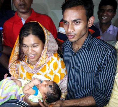 চুরি হওয়া সন্তান ফিরে পেয়ে মা হোসনে আরা ও বাবার আনন্দ