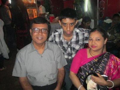 বাবা মায়ের সঙ্গে অনুপম