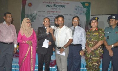 স্মার্টকার্ড নিচ্ছেন জাতীয় ক্রিকেট দলের সাবেক অধিনায়ক খালেদ মাসুদ পাইলট