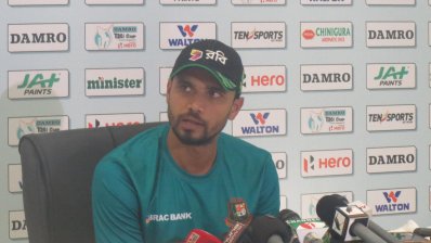 সংবাদ সম্মেলনে কথা বলছেন মাশরাফি