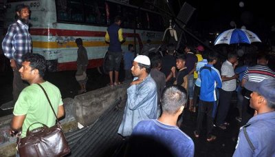 নারায়ণগঞ্জে ঝড়ে অনেক দোকান লণ্ডভণ্ড, ভেঙে পড়েছে বিলবোর্ড