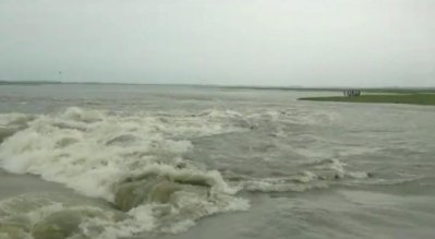 বাঁধ ভেঙে তলিয়ে গেছে ধান