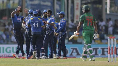 শ্রীলঙ্কাকে উইকেট দিয়েই যাচ্ছে বাংলাদেশ