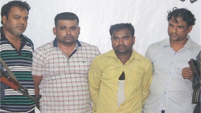 গ্রেফতার হওয়া ৪ ভুয়া ডিবি