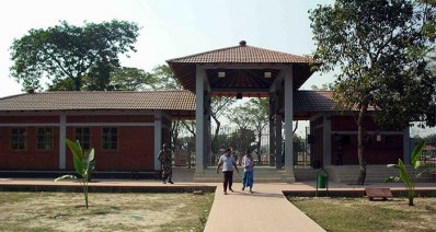 নওগাঁর পাহাড়পুরে নির্মিত বৌদ্ধ বিহারে ঢোকার প্রধান ফটক 