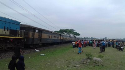 টাঙ্গাইলে ইঞ্জিনসহ তিন বগি লাইনচ্যুত