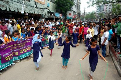 নারায়ণগঞ্জে খেলার মাঠ রক্ষা আন্দোল: সড়কে ‘দড়ি লাফিয়ে’ প্রতিবাদ