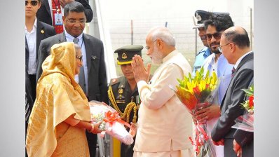 ছবিতে পালাম বিমানমন্দরে শেখ হাসিনাকে অভ্যর্থনা