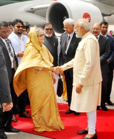 ছবিতে পালাম বিমানমন্দরে শেখ হাসিনাকে অভ্যর্থনা