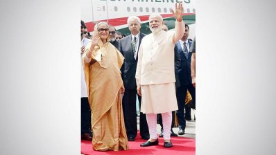 ছবিতে পালাম বিমানমন্দরে শেখ হাসিনাকে অভ্যর্থনা