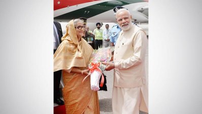 ছবিতে পালাম বিমানমন্দরে শেখ হাসিনাকে অভ্যর্থনা