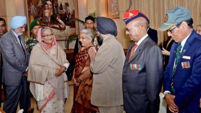 গণভবনে ভারতীয় মুক্তিযোদ্ধাদের সঙ্গে প্রধানমন্ত্রী (ফাইল ফটো)