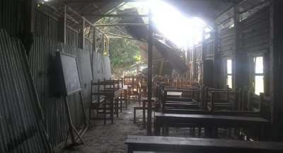 ঝড়ে ভেঙে গেছে বিদ্যালয়ের অবকাঠামো