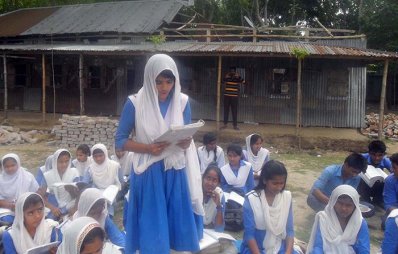 রাজবাড়ীতে খোলা আকাশের নিচে ক্লাস করছে শিক্ষার্থীরা