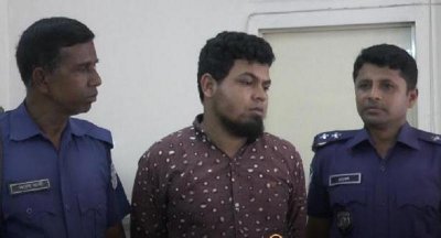 অভিযুক্ত প্রধান শিক্ষক আমির হোসেন (মাঝে)
