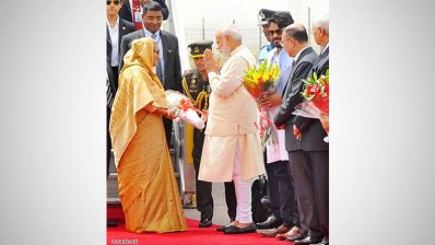 ছবিতে পালাম বিমানমন্দরে শেখ হাসিনাকে অভ্যর্থনা