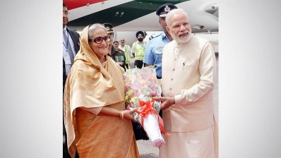 ছবিতে পালাম বিমানমন্দরে শেখ হাসিনাকে অভ্যর্থনা