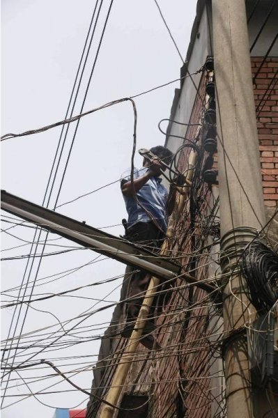 বিদ্যুৎ সংযোগ বিচ্ছিন্ন করা হচ্ছে 