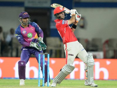 ৪৪ রানের ঝড়ো ইনিংসের পথে পুল করছেন ম্যাক্সওয়েল
