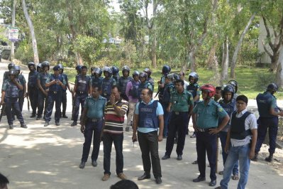 সংঘর্ষের পর ক্যাম্পাসে পুলিশ মোতায়েন 