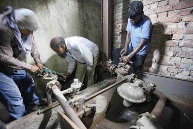 হাজারীবাগে ট্যানারির পানির লাইন কাটা হচ্ছে
