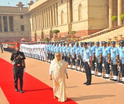 মহাত্মা গান্ধীর সামাধিতে শ্রদ্ধা জানালেন শেখ হাসিনা