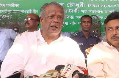 মাদারীপুরে সাংবাদিকদের সঙ্গে আলাপকালে শিল্পমন্ত্রী আমির হোসেন আমু