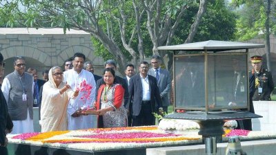 মহাত্মা গান্ধীর সামাধিতে শ্রদ্ধা জানালেন শেখ হাসিনা