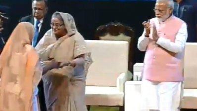 শহীদ পরিবারের সদস্যের হাতে সম্মাননা তুলে দিচ্ছেন প্রধানমন্ত্রী
