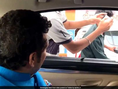 টেন্ডুলকারের সঙ্গে বাইক আরোহী দুই যুবকের সেলফি