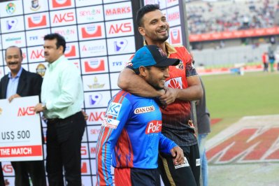 বিপিএলের একটি ম্যাচশেষে মুশফিকের সঙ্গে মাশরাফির খুনসুটি
