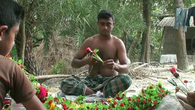 পহেলা বৈশাখকে সামনে রেখে ব্যস্ত নওগাঁর কৃত্রিম ফুল তৈরির কারিগররা