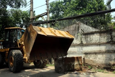 গুলশানে ফুটপাত থেকে প্রতিবন্ধকতা সরানো হচ্ছে