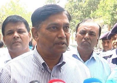 সাংবাদিকদের সঙ্গে আলাপকালে নির্বাচন কমিশনার ব্রি. জে. (অব.) শাহাদাত হোসেন চৌধুরী
