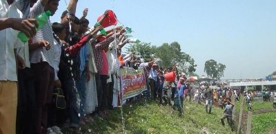 প্রতীকী কর্মসূচিতে পানি ঢালছেন নানা শ্রেণি-পেশার মানুষ