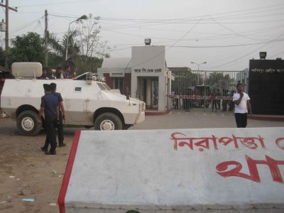 কাশিমপুর কারাগারের সামনে সাজোয়া যান: সাধারণের চলাফেরা নিয়ন্ত্রণে