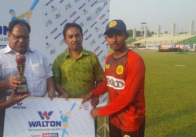 ম্যাচসেরার পুরস্কার হাতে মোসাদ্দেক